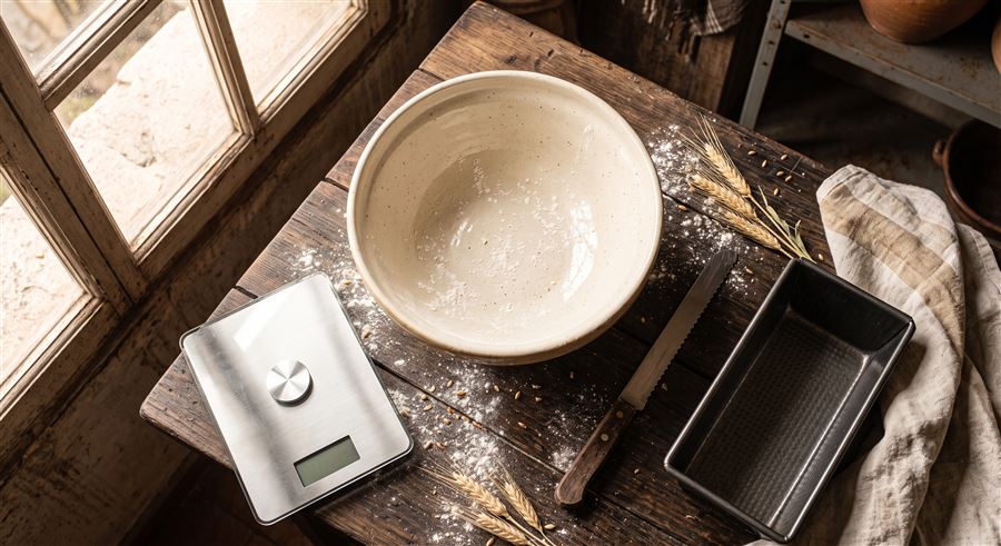 Bowl, balanza y molde: los utensilios básicos para hacer pan
